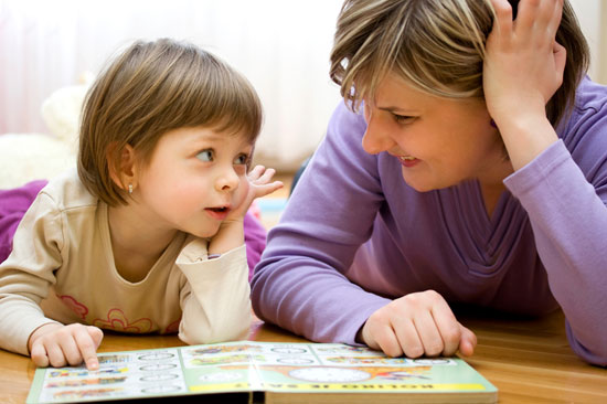 چه چیزی باعث زود حرف زدن کودک می شود