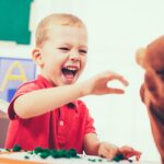 لکنت زبان کودکان چه علائمی دارد و چطور درمان می‌شود؟